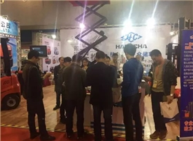 杭叉展臺前來問詢的新老客戶絡繹不絕