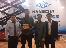 杭叉展臺前來問詢的新老客戶絡繹不絕