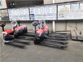 左爾汽配一次性采購6臺迷你二代搬運車1