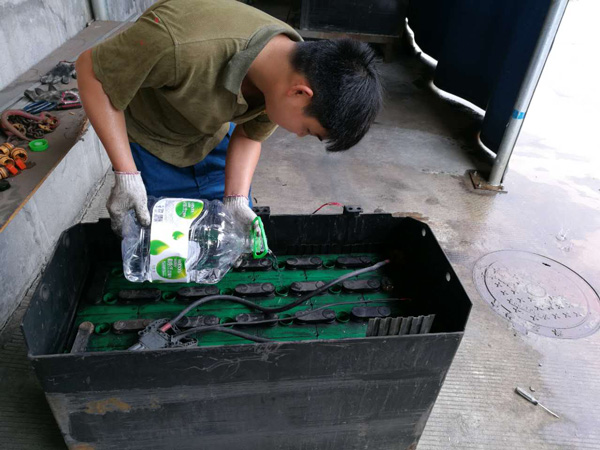 “五一勞動節”前排表白叉車維修人，你們辛苦了！