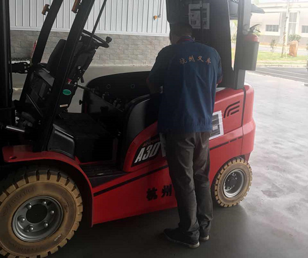 杭州叉車教你一招，給叉車上油！讓叉車高效運行！