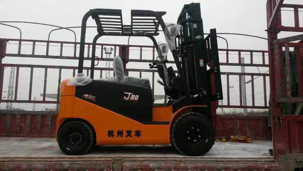 杭州叉車丨叉車應如何避免與貨架發生碰撞？