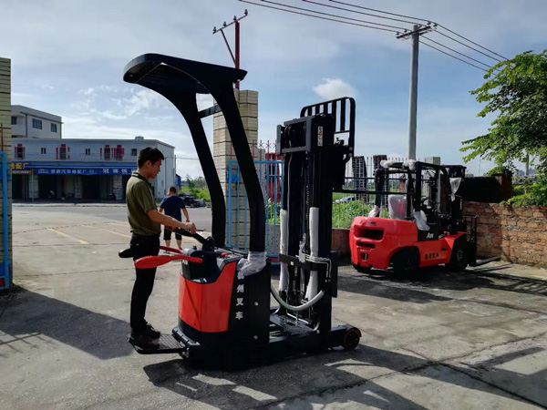 杭州叉車丨高溫烈日下開柴油叉車，防暑保養理應“兩手抓”！