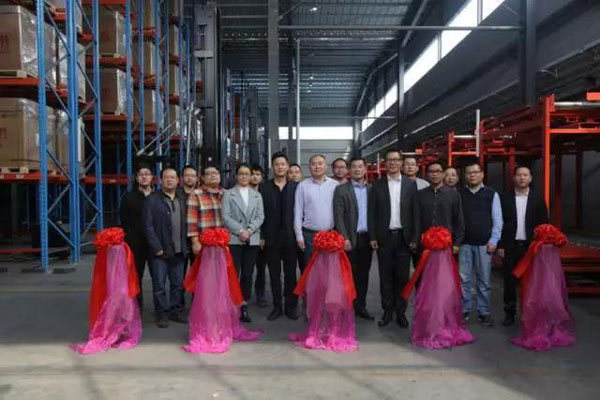 重磅消息：全國首個由杭叉研發的 “窄巷道三向AGV”項目成功驗收！