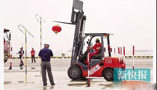 杭州叉車丨叉車掛燈籠，還真不是什么新鮮事！