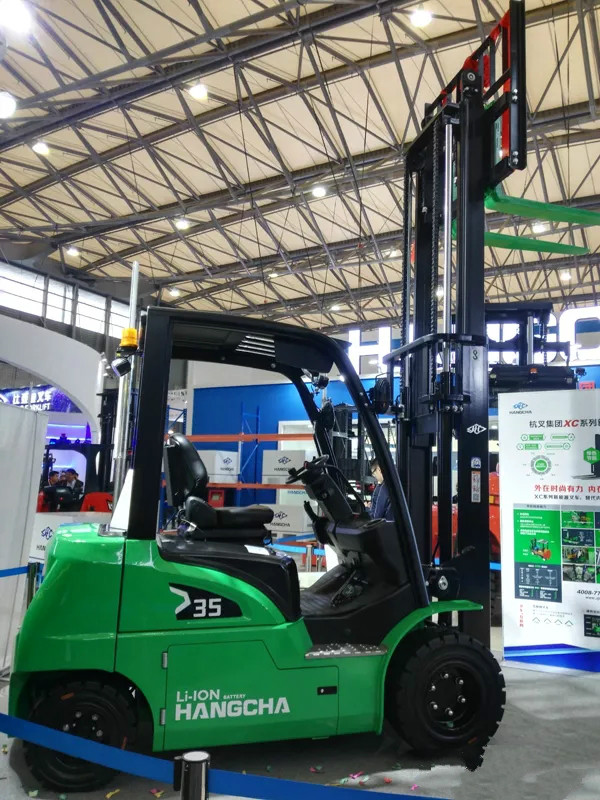 XC系列新能源叉車在發布現場上展示