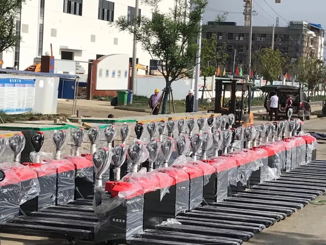 大氣登場！杭叉電動(dòng)搬運(yùn)車大批量交付江蘇某新能源企業(yè)