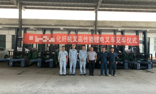 叉車串桿解袋裝物搬運難題，杭叉鋰電順利交付某化纖原料廠