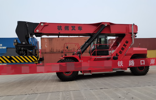 杭叉45噸正面吊告訴你：什么叫豪華？